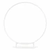 Arche ronde en métal blanc sur fond blanc avec support au sol, disponible à la location pour mariage, anniversaire, baptême, baby shower ou événement professionnel.