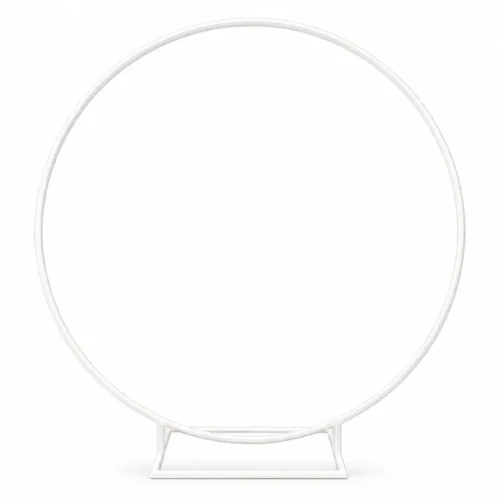 Arche ronde en métal blanc sur fond blanc avec support au sol, disponible à la location pour mariage, anniversaire, baptême, baby shower ou événement professionnel.