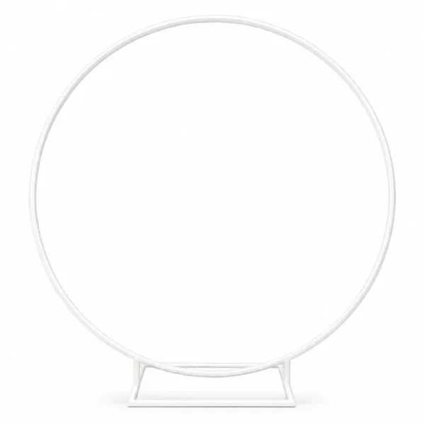 Arche ronde en métal blanc sur fond blanc avec support au sol, disponible à la location pour mariage, anniversaire, baptême, baby shower ou événement professionnel.