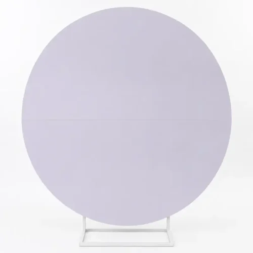 Backdrop rond blanc sur pied avec structure de maintien blanche, disponible à la location pour anniversaire, mariage, baptême, baby shower ou événement professionnel.