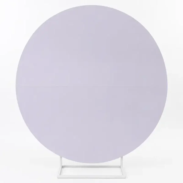 Backdrop rond blanc sur pied en location Backdrop rond blanc sur pied avec structure de maintien blanche, disponible à la location pour anniversaire, mariage, baptême, baby shower ou événement professionnel.