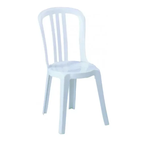 Chaise blanche de réception en résine avec dossier ajouré et assise incurvée.