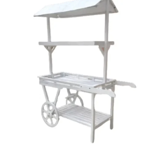 Charrette blanche Candy Bar avec roues et toit, disponible à la location pour une sweet table, un bar à bonbons ou une décoration événementielle.