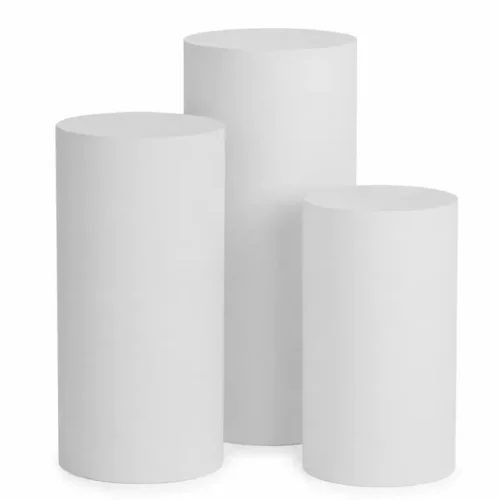 Lot de trois colonnes cylindriques blanches sur fond blanc, disponibles à la location pour décoration événementielle, sweet table, anniversaire, baptême ou mariage.