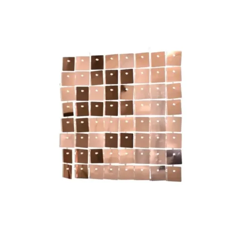Panneau de sequins rose gold composé de petites plaques carrées brillantes, utilisé pour créer un décor photo ou un mur de sequins événementiel.