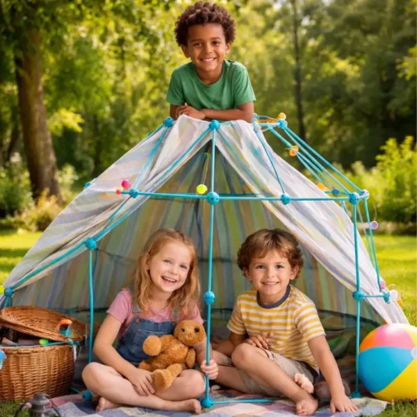 Enfants jouant dans une cabane en extérieur avec un jeu de construction de bâtons et connecteurs.