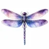 Libellule décorative violette et bleue avec ailes translucides sur fond blanc, utilisée pour une décoration d’anniversaire, photocall ou thème papillons et fleurs.