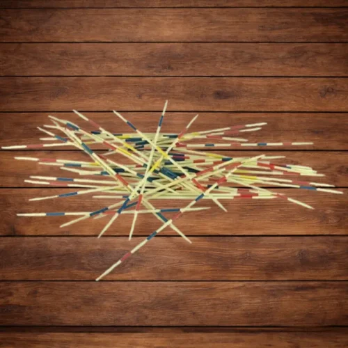 Jeu de mikado géant en bois avec bâtons colorés présenté seul pour animation événementielle.