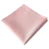 Serviette carrée rose pliée en polyester, format 50 x 50 cm, pour décoration de table lors d’un événement.