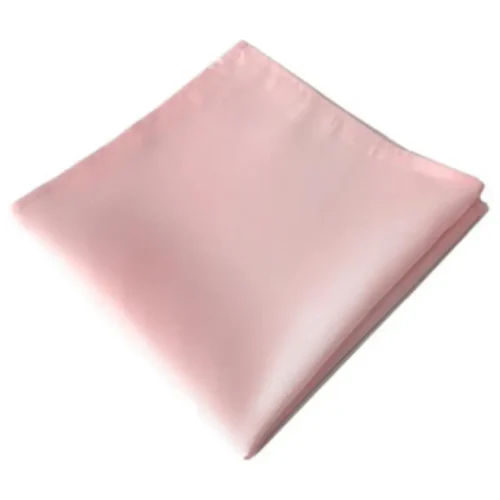 Serviette carrée rose pliée en polyester, format 50 x 50 cm, pour décoration de table lors d’un événement.