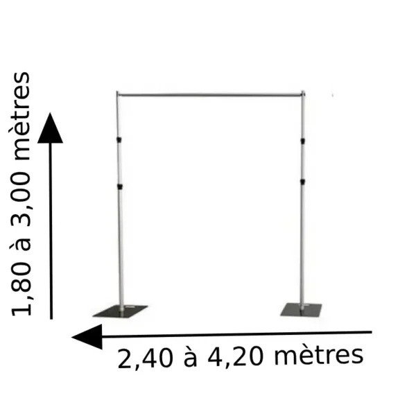 Structure télescopique autoportante pour rideaux et backdrop événementiel, réglable de 2,40 à 4,20 mètres de largeur et de 1,80 à 3,00 mètres de hauteur.