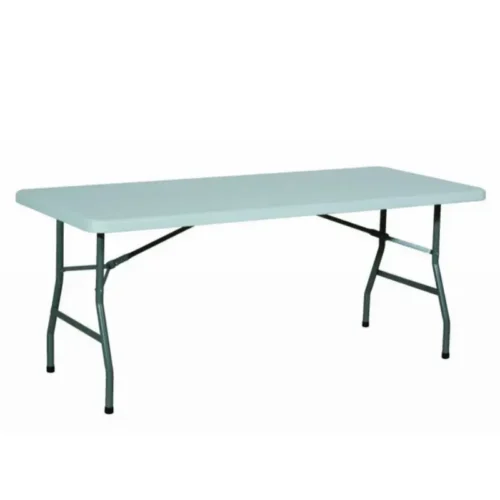 Table pliante rectangulaire recouverte d’une nappe blanche, décorée avec des fleurs, des assiettes, des verrines et des verres dans une ambiance de réception élégante.