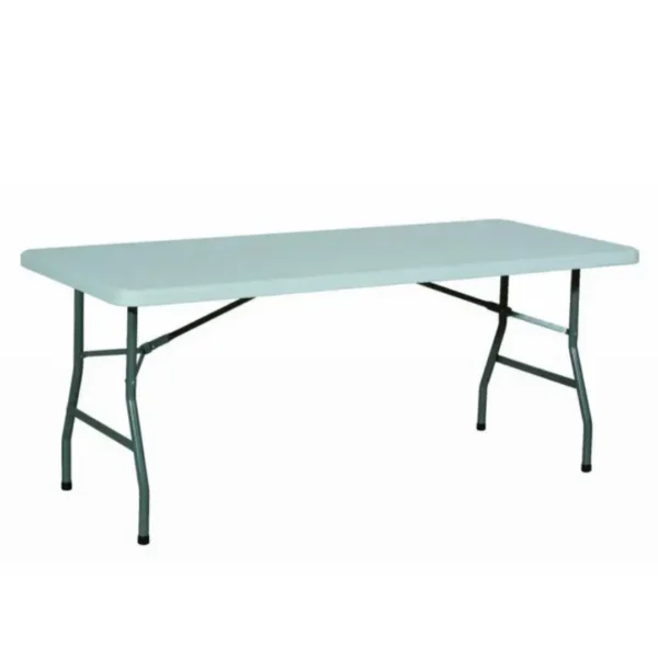 Table rectangulaire mariage Table pliante rectangulaire recouverte d’une nappe blanche, décorée avec des fleurs, des assiettes, des verrines et des verres dans une ambiance de réception élégante.