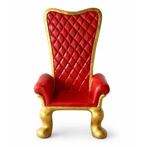 Trône rouge capitonné avec finitions dorées sur fond blanc, disponible à la location pour décor événementiel, arbre de Noël ou séance photo.