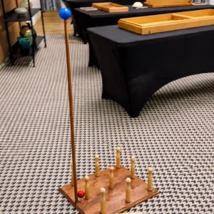 Jeu en bois Birinic géant installé lors d’une animation de jeux en bois pour événement d’entreprise ou mariage