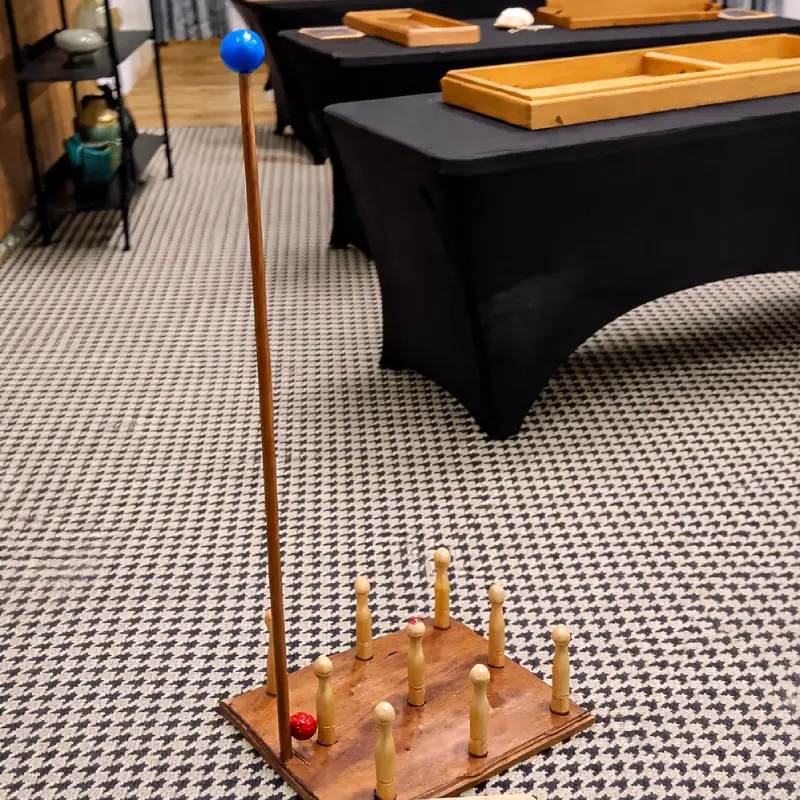 Jeu en bois Birinic géant installé lors d’une animation de jeux en bois pour événement d’entreprise ou mariage