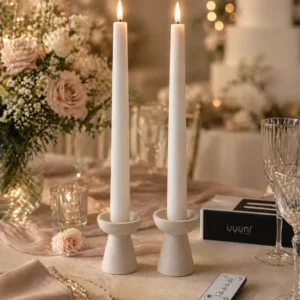 Bougie LED blanche haut de gamme allumée sur une table élégamment décorée pour un mariage ou un anniversaire, avec ambiance chaleureuse et raffinée.