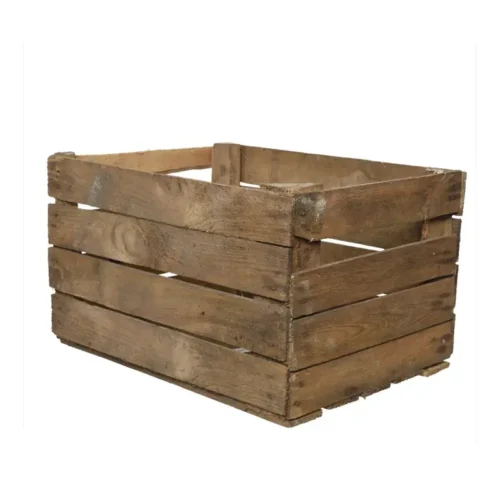 Caisse en bois vintage ajourée sur fond blanc, disponible à la location pour décoration événementielle, mariage, anniversaire, baptême ou décor champêtre.
