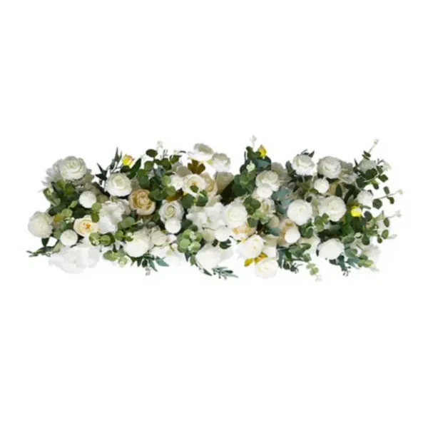 chemin de table eucalyptus rose blanche décoration événementiel Chemin de fleurs blanches avec feuillage eucalyptus pour décoration de table de mariage et événementiel.