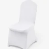Housse de chaise blanche ajustée sur chaise de réception.