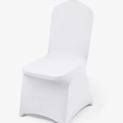Housse de chaise blanche ajustée sur chaise de réception.