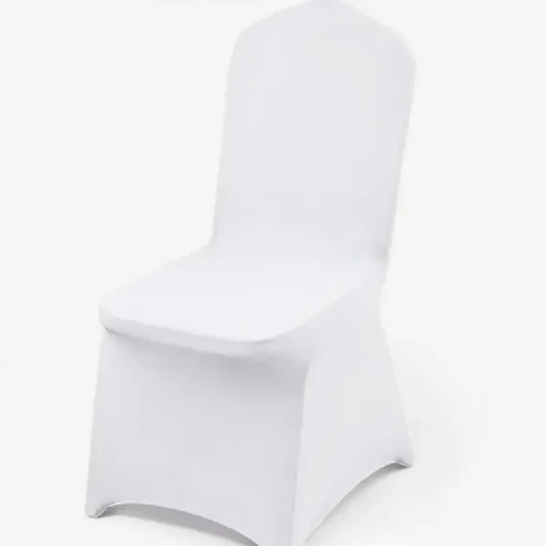Housse de chaise blanche ajustée sur chaise de réception.