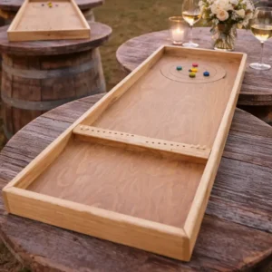 Jeu de pétanque palet en bois installé sur une table lors d’une animation de mariage en extérieur