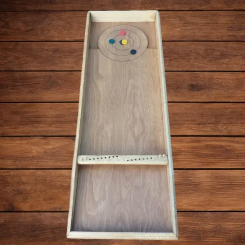 Jeu de pétanque palet en bois installé sur une table lors d’une animation conviviale pour un mariage ou un événement.