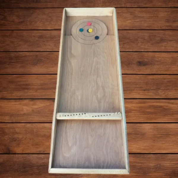 Jeu de pétanque palet en bois installé sur une table lors d’une animation conviviale pour un mariage ou un événement.