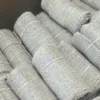 Plusieurs rubans en toile de jute roulés et attachés, prêts à être utilisés pour la décoration et la réalisation de nœuds de chaise