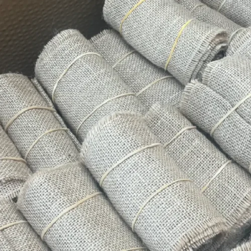 Plusieurs rubans en toile de jute roulés et attachés, prêts à être utilisés pour la décoration et la réalisation de nœuds de chaise