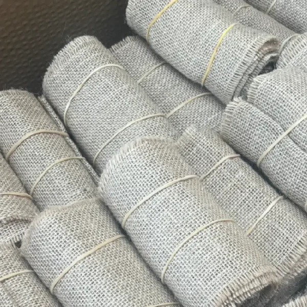 Plusieurs rubans en toile de jute roulés et attachés, prêts à être utilisés pour la décoration et la réalisation de nœuds de chaise