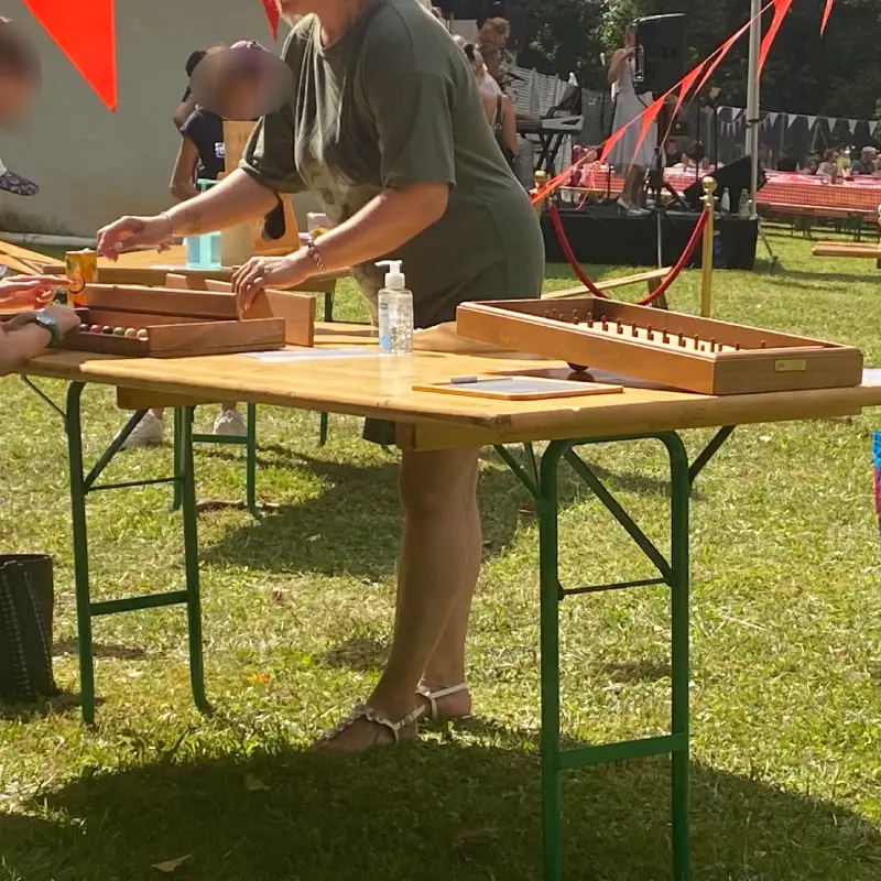 Animation jeux en bois et décoration guinguette communale en extérieur avec tables de jeux