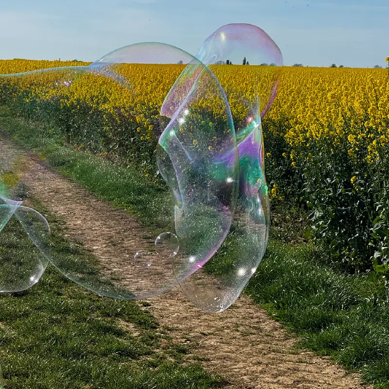Bulle de savon géante créée en extérieur lors d’une animation enfants par L’Atelier Festif.
