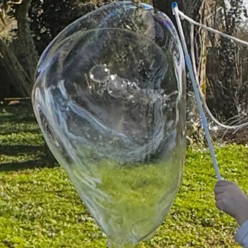 Enfants créant des bulles de savon géantes lors d’une animation kermesse dans le Loiret et le sud Île-de-France.