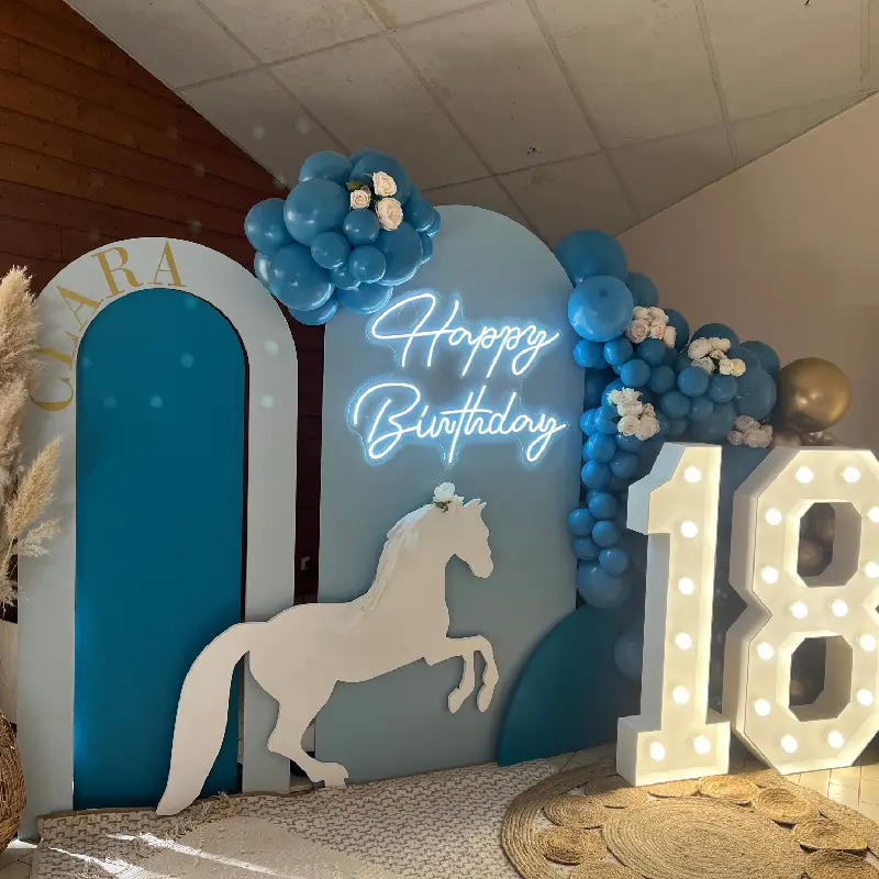 Décoration d’anniversaire 18 ans en bleu avec arche de ballons, panneau lumineux Happy Birthday et chiffres géants éclairés.