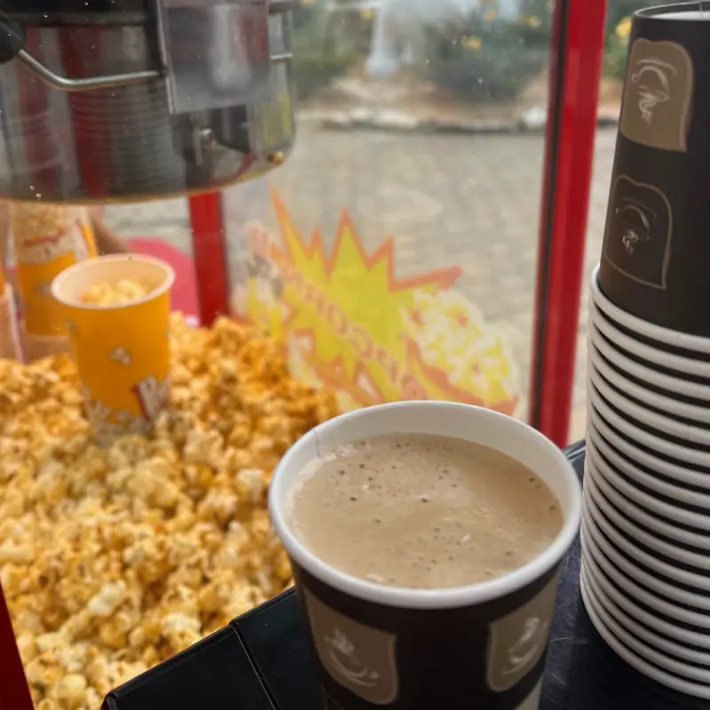 Stand gourmand avec pop-corn et chocolat chaud lors d’une kermesse.