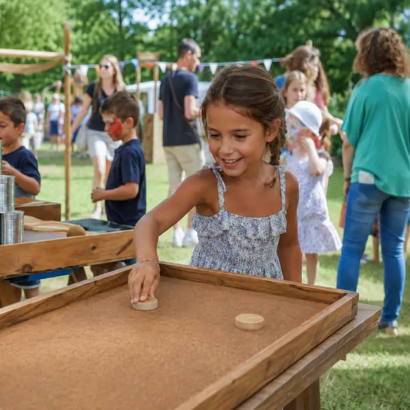 Enfant jouant à un jeu en bois lors d’une kermesse d’école dans le Loiret.